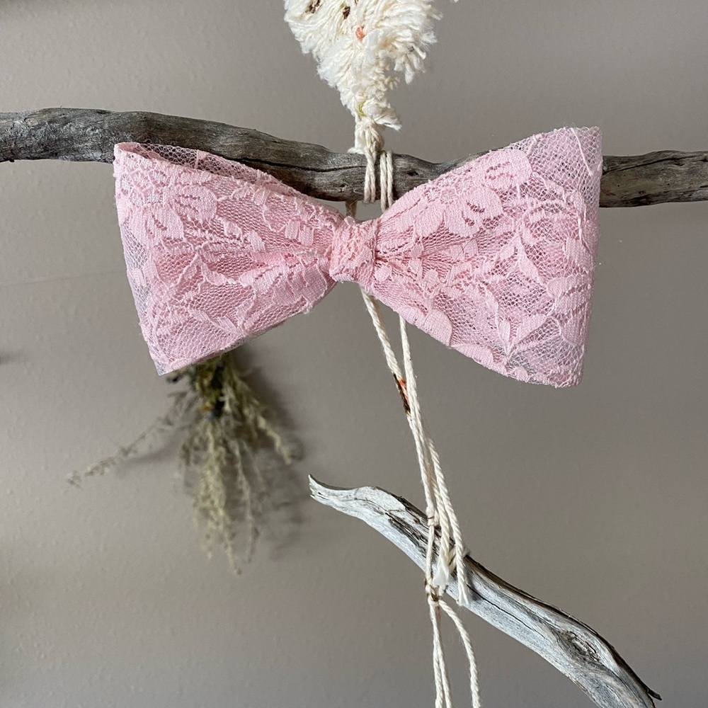 HOT TOPIC-Lightly worn clip in bow🎀